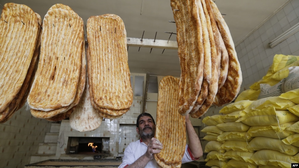 An Iranian baker shows a traditional bread, known locally as "Barbari", during the Muslim holy month of Ramadan, in Tehran, June 22, 2016. File photo