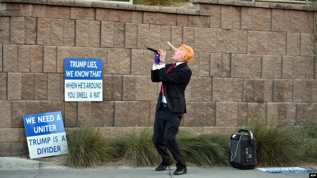 Исполнение песенки про Трампа – в знак протеста в день кокусов в Неваде