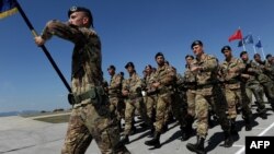 Italieni, membri ai forțelor de pace din Kosovo sub comandă Nato, la o ceremonie la Pristina