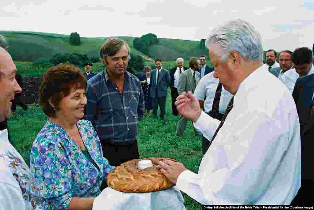 Borisz Jelcint a tradícióknak megfelelően kenyérrel és sóval köszöntik a helyiek Krasznojarszkban 1994 júliusában.&nbsp;