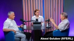 Invitații permanenți ai Eugeniei Crețu la podcastul „Dincolo de Știri”, analiștii politici, Igor Boțan (stânga) și Nicolae Negru, în studioul Europei Libere
