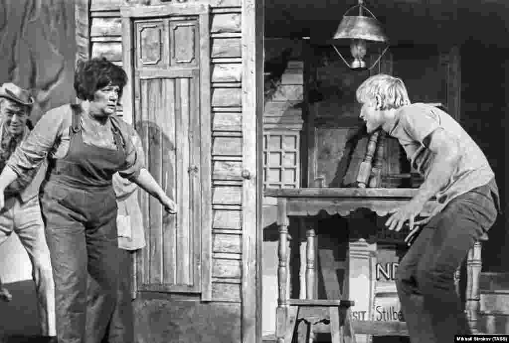 1967 год. Галина Волчек (слева) в роли Амелии Ивенс в пьесе "Баллада о невеселом кабачке" на сцене московского театра "Современник". Фото: Михаил Строков (Фотохроника ТАСС)