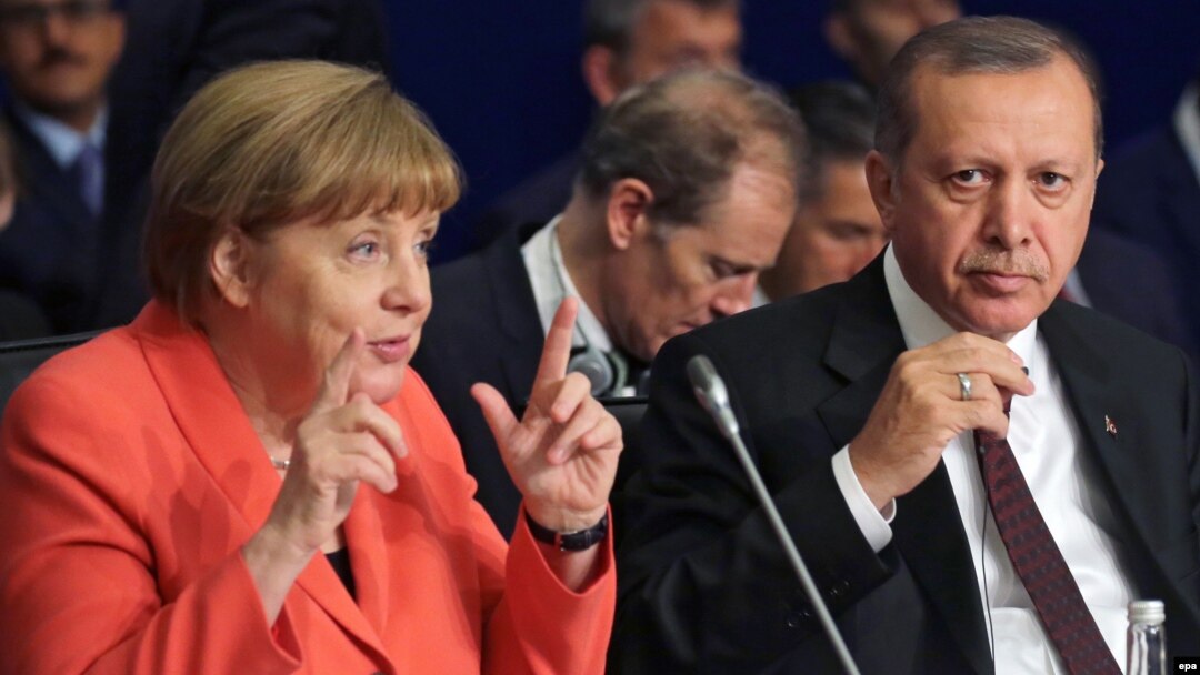 Turkey -- German Chancellor Angela Merkel (L) and Turkish President Recep Tayyip Erdogan attend the UN Humanitarian Summit in Istanbul, May 23, 2016