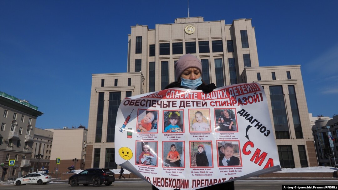Родители детей со спинальной мышечной атрофией начали бессрочный пикет у Кабмина Татарстана