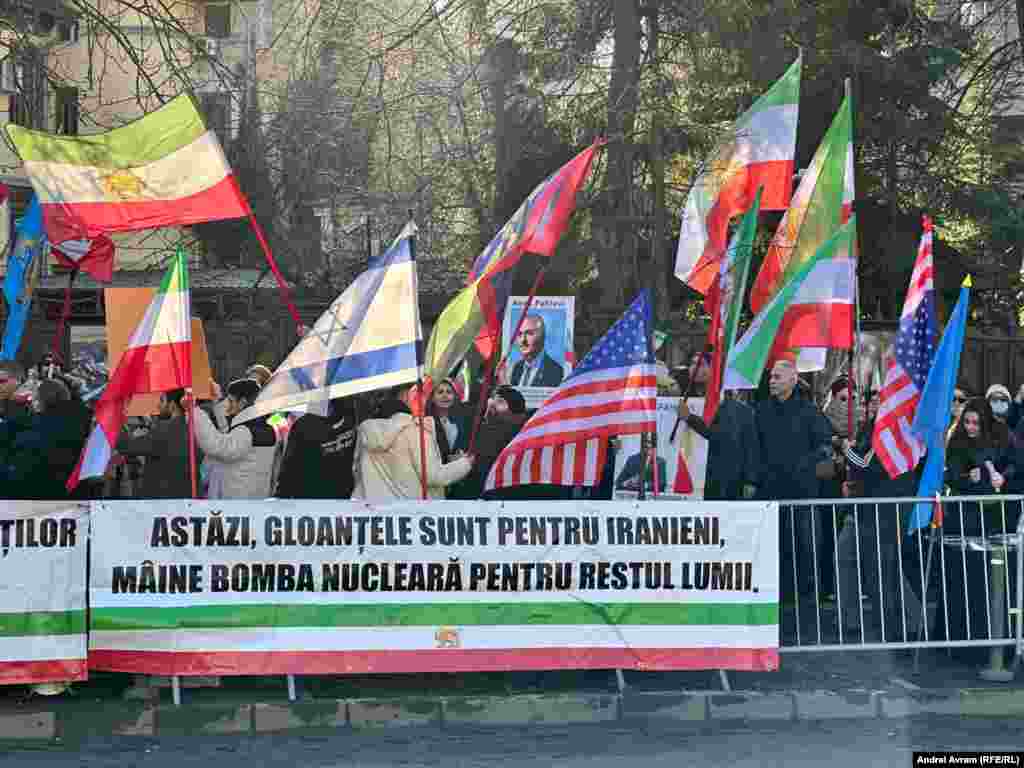 „Astăzi, gloanțele sunt pentru iranieni, mâine, bomba nucleară pentru restul lumii”, scrie pe unul dintre bannerele aduse de protestatarii de la București în fața sediului Ambasadei Iranului. Pe alte bannere scria „Libertate pentru Iran”.