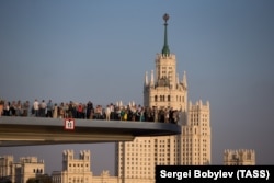 Посетители на "парящем мосту" на территории природно-ландшафтного парка "Зарядье" у стен Кремля