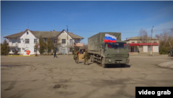 Скриншот з відео, російські військові привезли гуманітарку в одне з окупованих сіл України