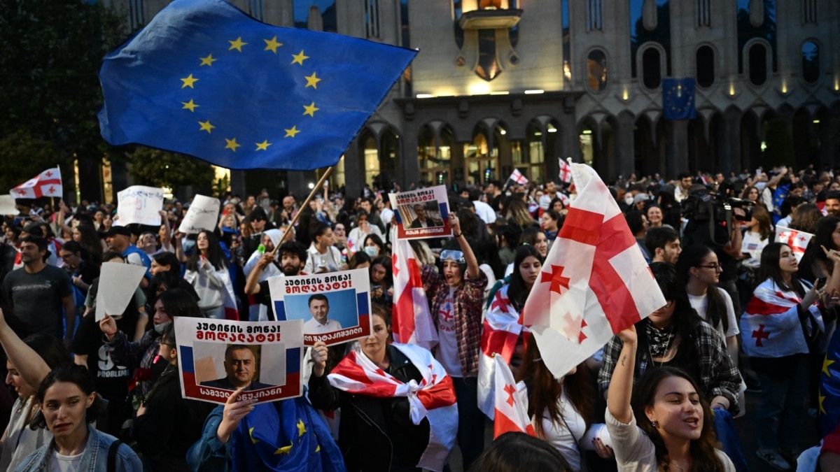 Две мечти, едната е излишна. Сблъскват се вече над два