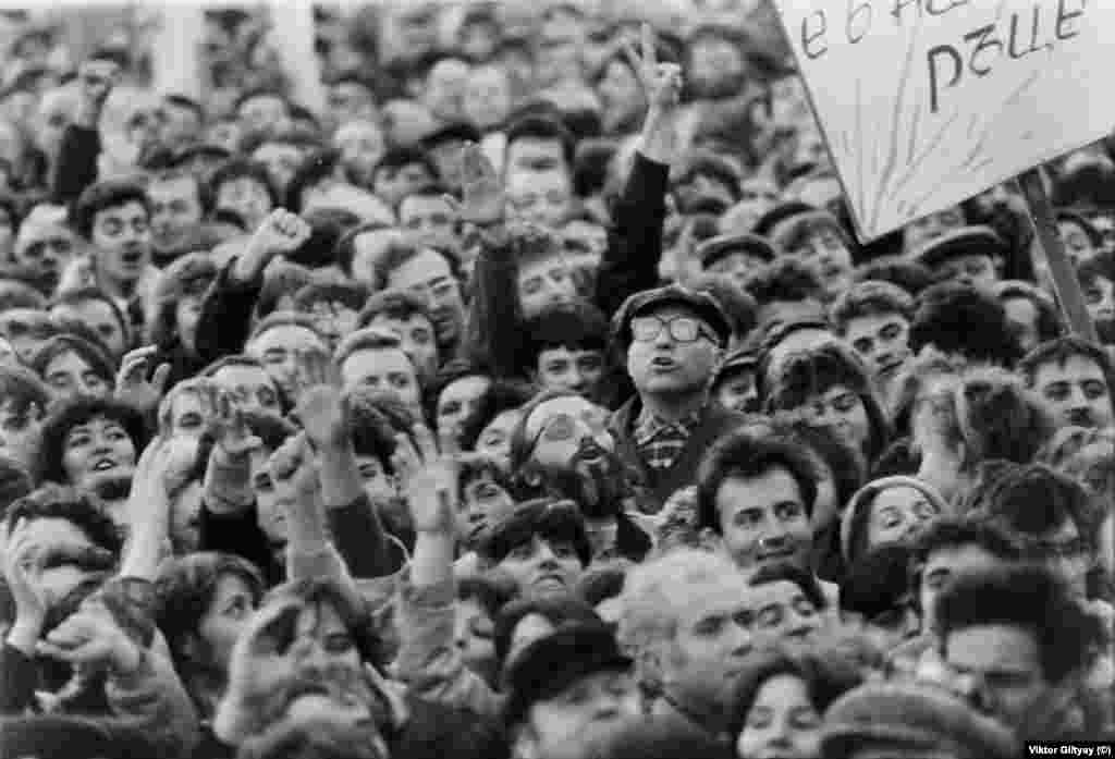 Митинг на БКП пред централния вход на парламента, 17.11.1989 г. Хората са плътно прилепени един до друг.