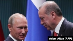 Turkish President Recep Tayyip Erdogan (R) and Russian President Vladimir Putin shake hands after a joint press conference following their meeting in Ankara, September 28, 2017