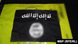 Флагът на ИДИЛ, намерен от разследващите сред вещите на 16-годишния ученик
