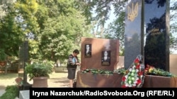 Мати Героя України Тараса Сенюка Наталія поруч із портретом свого сина, Одеса, 20 червня 2019 року