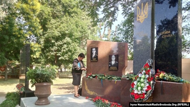 Мати Героя України Тараса Сенюка Наталія поруч із портретом свого сина, Одеса, 20 червня 2019 року