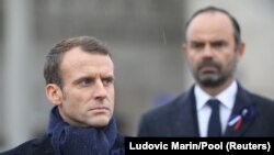 Emmanuel Macron (solda) və Edouard Philippe