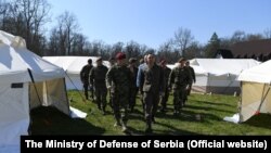 Ministar odbrane Srbije Aleksandar Vulin (desno) u kampu Morović, 19. mart