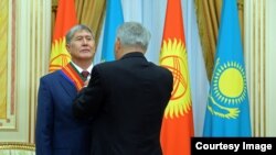 Presidenti i Kirgizisë, Almazbek Atambaev gjatë vizitës në Kazakistan
