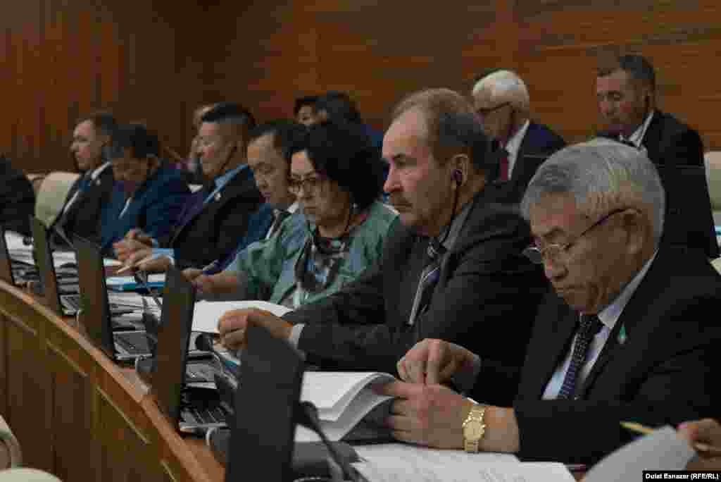 Депутаты мажилиса на первом пленарном заседании палаты. Астана, 5 сентября 2018 года.