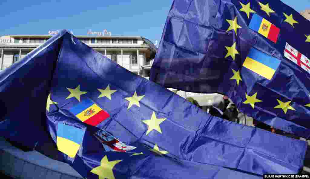 ЕУ -&nbsp;Европската унија одобри уште 500 милиони евра за испорака на оружје и опрема за Украина. Претседателот на Европскиот совет, Шарл Мишел претходно оваа недела ја објави намерата на ЕУ да ги обезбеди средствата.