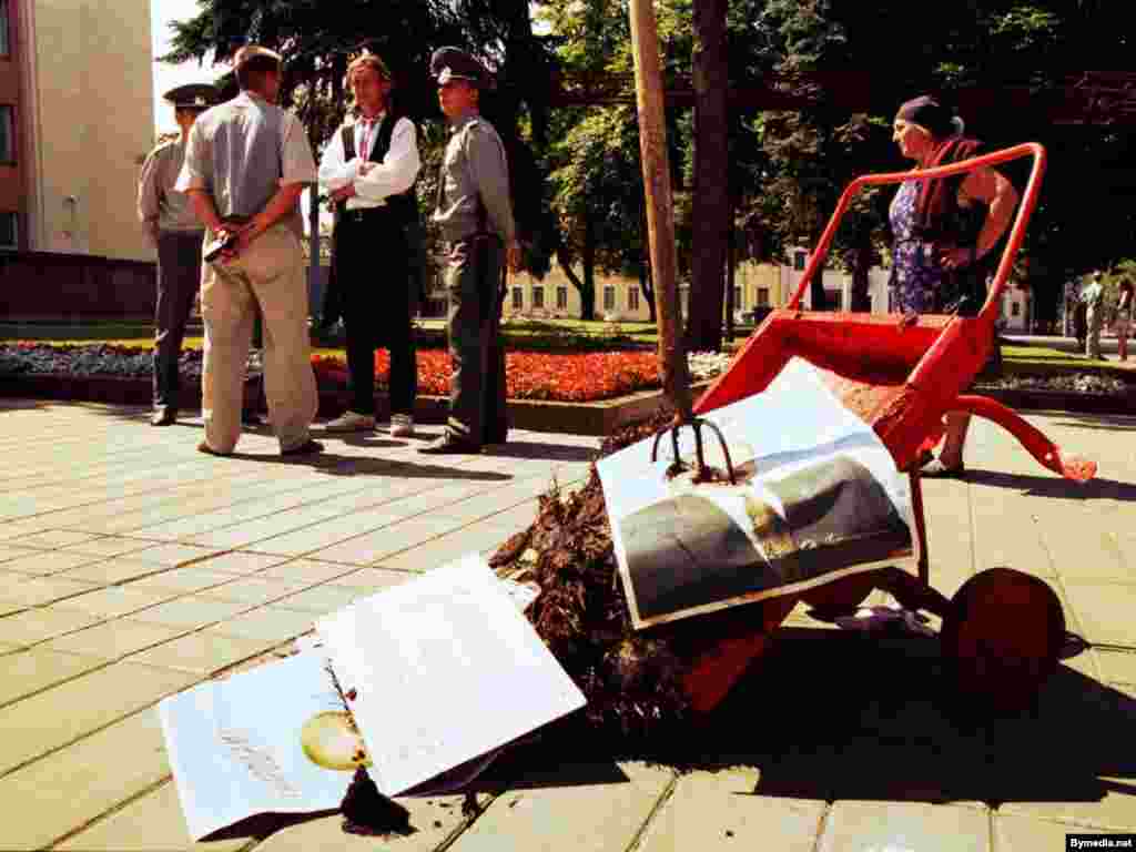 Пэрфоманс Алеся Пушкіна каля адміністрацыі прэзыдэнта ў Менску, 21 ліпеня 1999 году