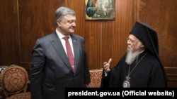 Ukrainian President Petro Poroshenko (left) talks with Ecumenical Patriarch Bartholomew in Istanbul on April 9.