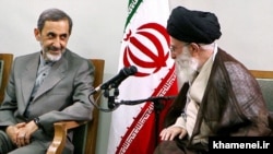 Али Акбар Велаяти (слева) аятолла Али Хаменеи