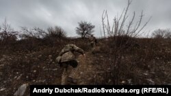 Українські військові піднімаються на терикон поблизу Новотроїцького, Донецька область, 7 грудня 2019 року