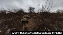 Український військовий поблизу Новотроїцького, грудень 2019 року