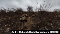Українські військові піднімаються на терикон поблизу Новотроїцького, грудень 2019 року