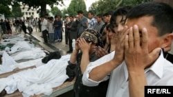 Жакындарынын сөөктөрүнүн жерге берүүгө даярданып жаткан өзбекстандыктар. 14-май, 2005-жыл.