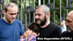 Отец убитого подростка Заза Саралидзе потребовал на акции у прокуратуры отставки Шотадзе