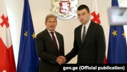 Премьер-министр Грузии Георгий Гахария на встрече с еврокомиссаром Йоханнесом Ханом
