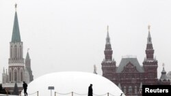 Россия - Временный белый купол покрывает мавзолей Владимира Ленина на Красной площади в Москве, 27 декабря 2012 г.