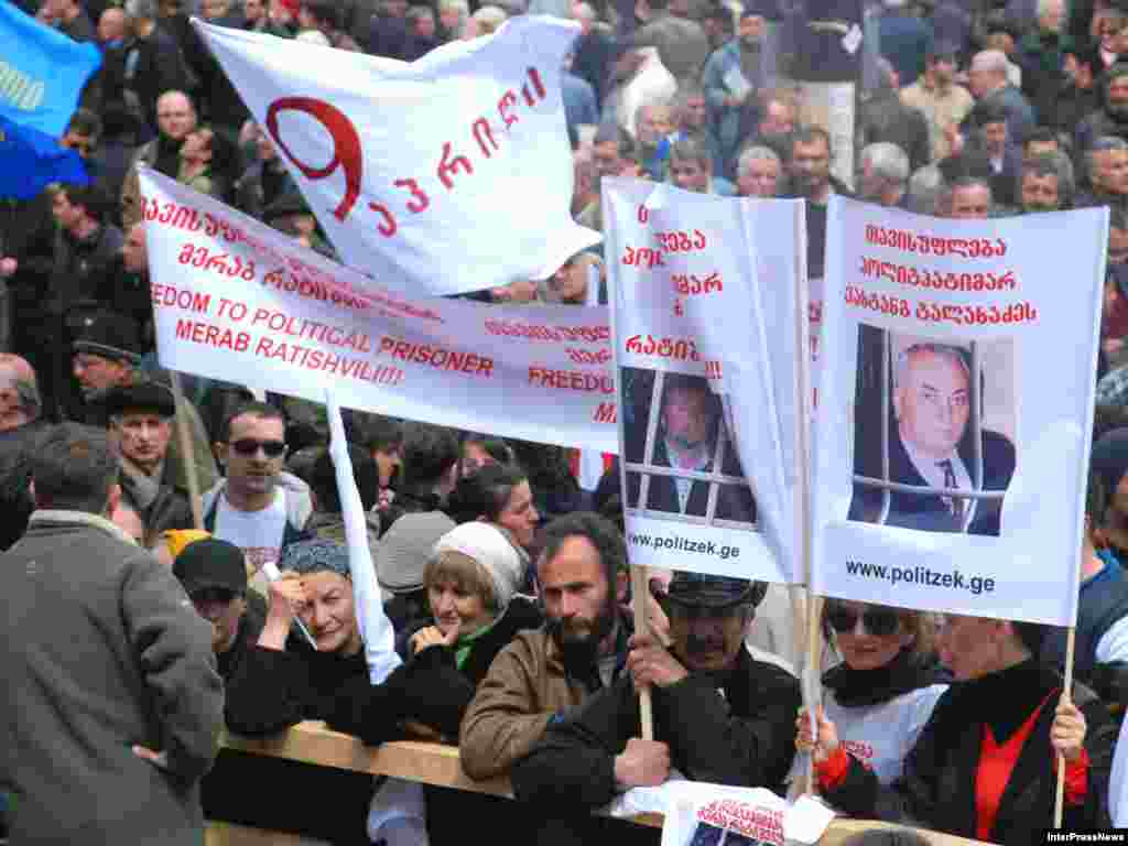 В Тбилиси десятки тысяч сторонников оппозиции вышли на митинг перед зданием парламента. Оппозиция требует отставки президента Грузии Михаила Саакашвили и заявляет, что акция протеста будет бессрочной