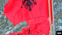 За неимением собственной государственной символики в крае на данный момент используют албанскую