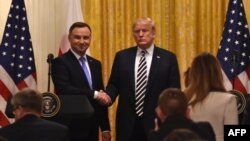 Доналд Трамп ва Анҷей Дуда қабл аз мулоқот дар Кохи Сафед