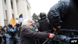 Киев праламенты каршында җыелганнар милиция белән сугыша