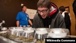 АКШнын Колорадо штатында марихуананы ачык сатууга мыйзам уруксат берет. 2014-жыл