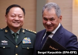 Сергей Шойгу, тогдашний министр обороны России, принимает Чжан Юся в Ново-Огарёво под Москвой. Декабрь 2017 года