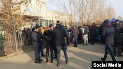 Алматы қаласы Алатау ауданындағы халыққа қызмет көрсету орталығының алдында тұрған жұрт. 10 қаңтар 2017 жыл. (Көрнекі сурет).