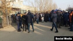 Толпа у центра обслуживания населения в Алматы. 