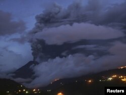 Извержение вулкана Тунгурауа в Эквадоре, вблизи города Баньос, 26 апреля 2011 года