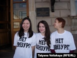 Журналисты в футболках с надписью "Нет цензуре"
