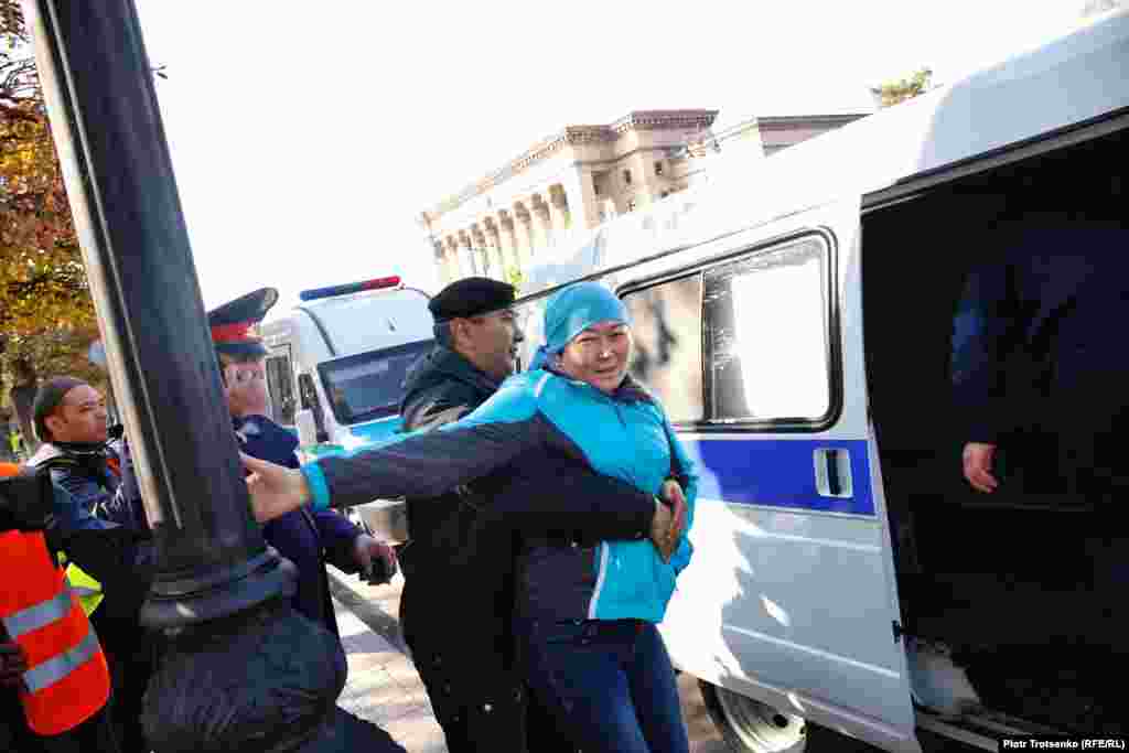 &nbsp;Полицейские задерживают женщину на площади Астана. Алматы. 26 октября 2019 года.
