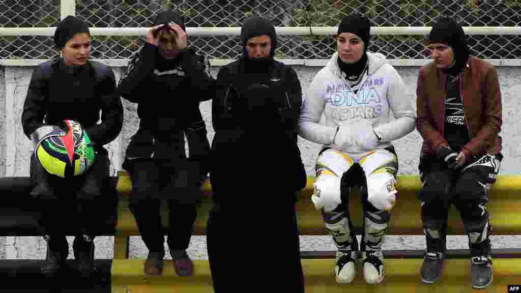 В Иране женщинам запрещено открыто ездить на мотоциклах, поэтому многие из них могут сесть за руль лишь на стадионах или специальных трассах