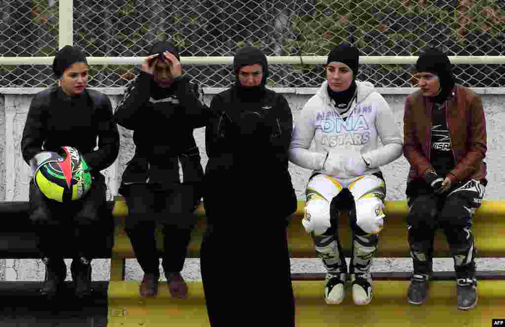 В Иране женщинам запрещено открыто ездить на мотоциклах, поэтому многие из них могут сесть за руль лишь на стадионах или специальных трассах.