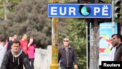 Tiranada üzərində "Avropa" sözü olan işıqfor.