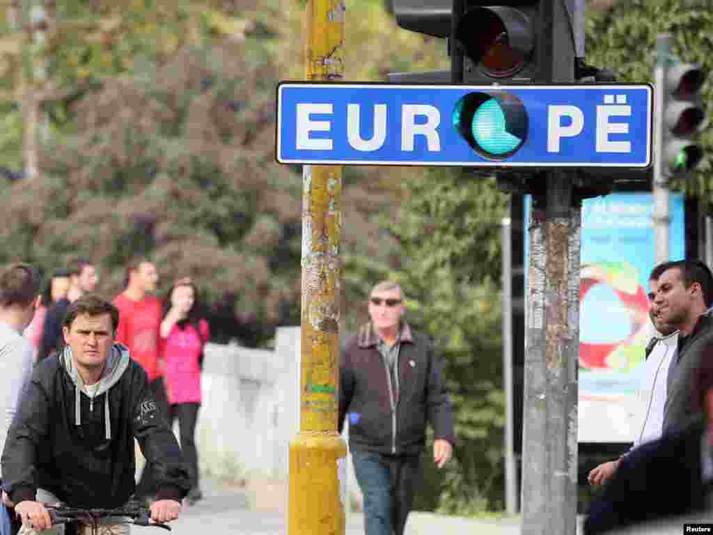 Kështu dukeshin semaforët në Tiranë më 8 nëntor, kur u bë liberalizimi i vizave me BE-në...