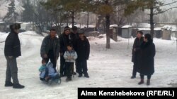 Жители бывшего пионерского лагеря, расположенного на окраине Алматы. 16 января 2013 года.