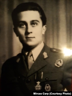 Mircea Carp la Liceul Militar „Nicolae Filipescu”, Mănăstirea Dealu, cu insigna de „soim”