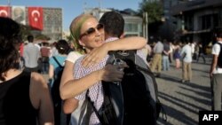 Besplatni zagrljaji na trgu Taksim